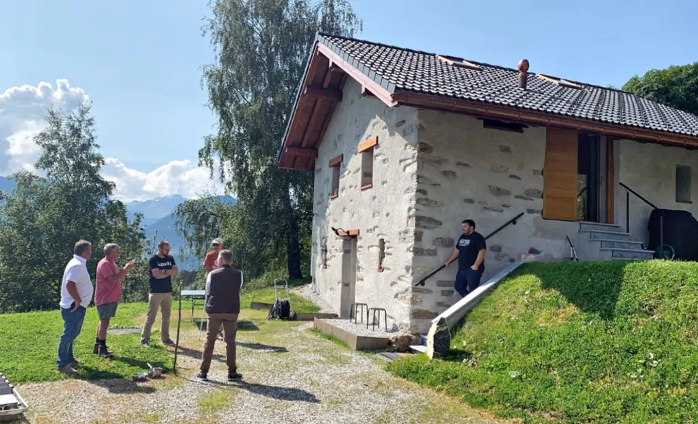 Oak doors with rustic veneer for a chalet in Valais